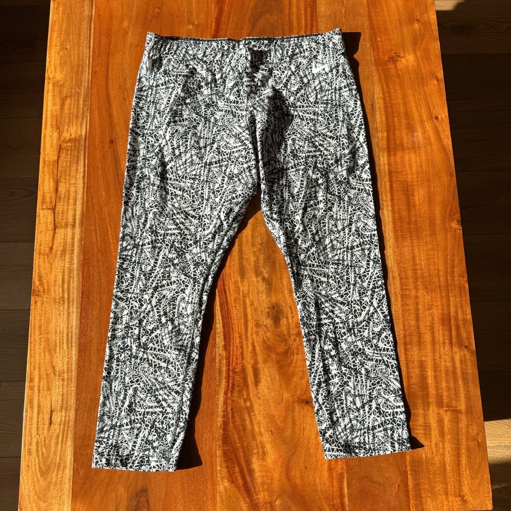 Nike Women's Capri Black/White Abstract Leggings Size L